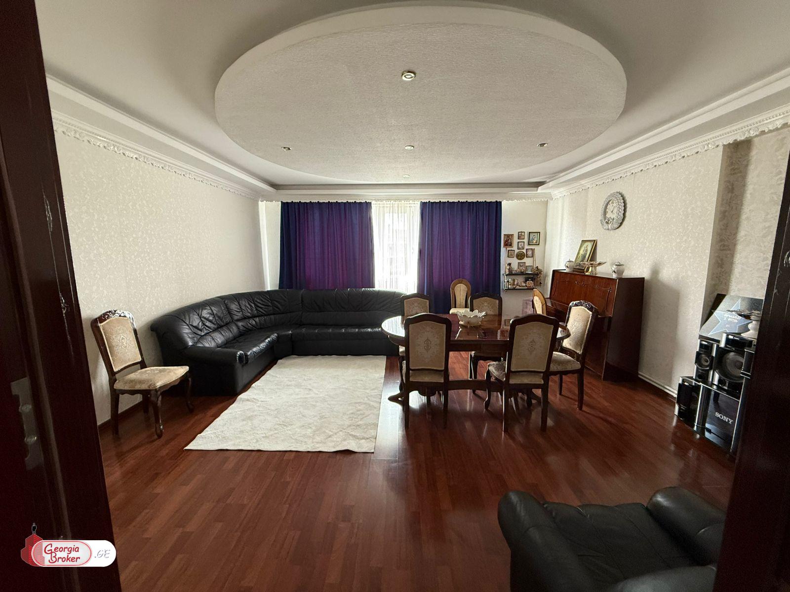 продается квартира с новым ремонтом 4-комнаты